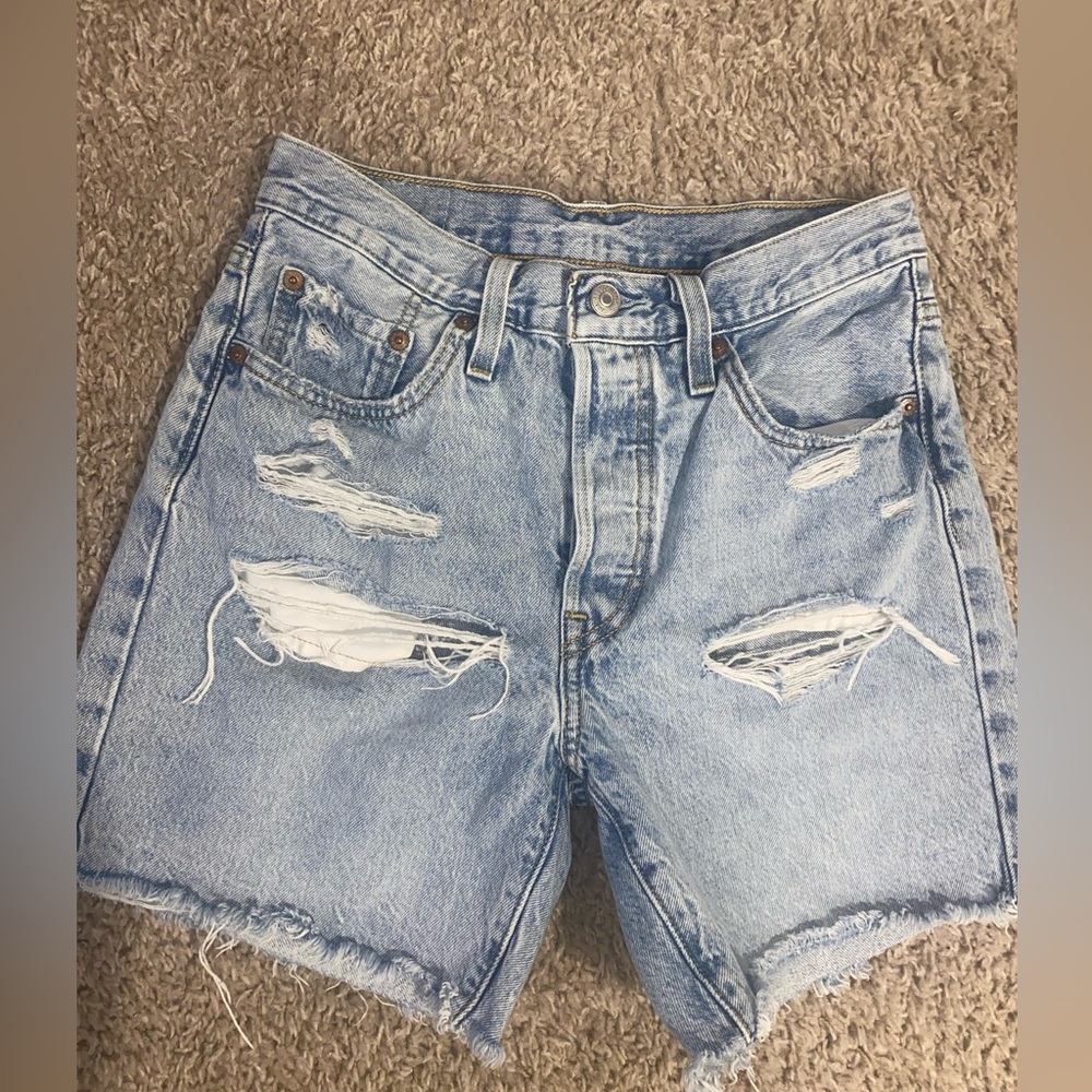 Levi’s 501 mid thigh short size 27”